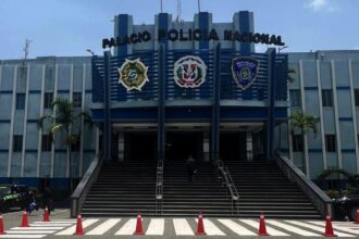 Two police officers and two civilians arrested with 10 packages of alleged cocaine in Santo Domingo East | De Último Minuto English