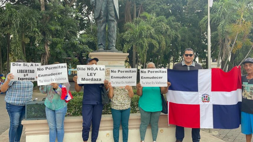 Citizens protest in Santiago against “gag law” project | De Último Minuto English