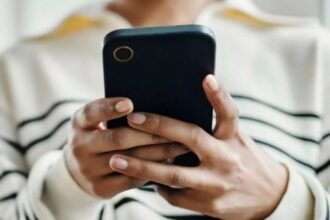 France bans social media for children under 15, becoming the first EU country to do so | De Último Minuto English