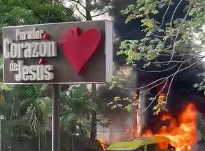 Caribe Tours bus catches fire in Jarabacoa; firefighters control the blaze and traffic is affected | De Último Minuto English