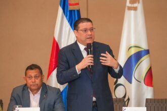 Yayo Sanz Lovatón presents a book that compiles two decades of reflections on politics and institutionality | De Último Minuto English