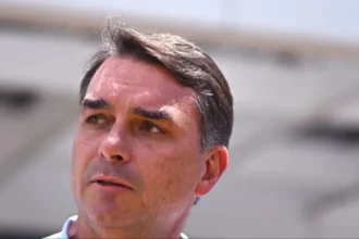 Brazil's Supreme Court bans candidate Flávio Bolsonaro from visiting his father for 90 days | De Último Minuto English