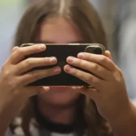 France approves ban on social media for those under 15, a pioneer in Europe | De Último Minuto English