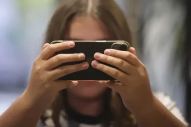 France approves ban on social media for those under 15, a pioneer in Europe | De Último Minuto English