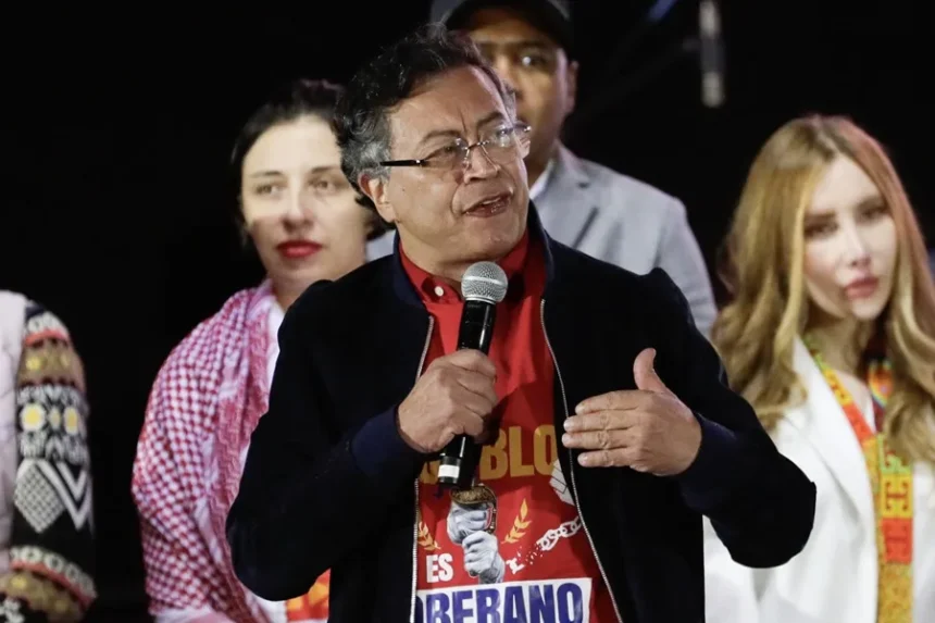 Gustavo Petro hints at a return by stating that his farewell as president of Colombia is "transitory" | De Último Minuto English