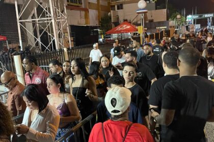 Encarnación Fans pack Cibao Stadium to celebrate Arcángel's 20-year career | De Último Minuto English