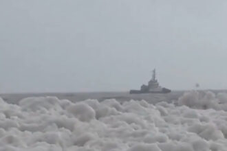 Chilean beaches covered by massive layer of sea foam after powerful storm | De Último Minuto English