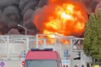Ukraine claims strikes on Russian oil facilities as fire erupts at fuel depot | De Último Minuto English