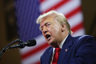 Trump says he is weighing larger military strikes against Iran | De Último Minuto English