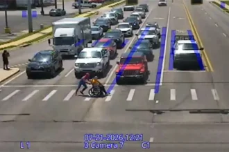 Driver dressed as Spider-Man leaps to the aid of man in a wheelchair | De Último Minuto English