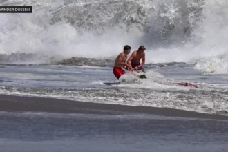 Dramatic California beach rescue caught on video as powerful surf, rip currents hit coast | De Último Minuto English