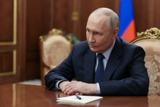 Putin's popularity falls again amid fuel crisis, according to polls | De Último Minuto English