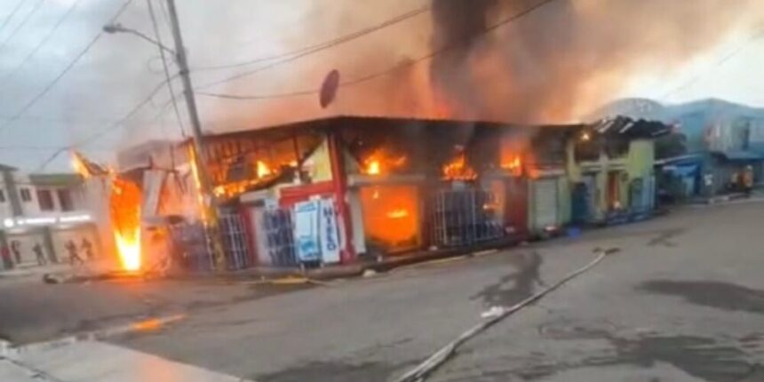 Fire affects commercial plaza in Imbert and mobilizes firefighters from several municipalities | De Último Minuto English