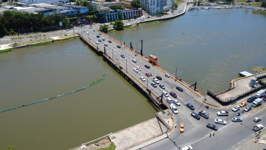 They will close the Floating Bridge this Saturday for two hours for the passage of a vessel | De Último Minuto English