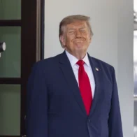 Trump backtracks and will not charge the 20% fee to ships transiting through Hormuz | De Último Minuto English
