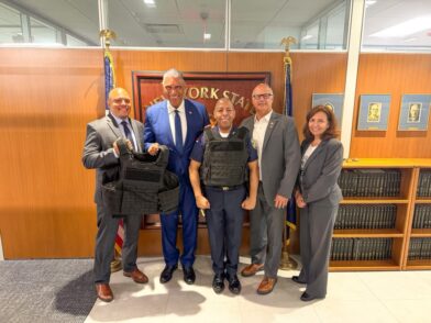 Dominican consul in New York manages the delivery of 849 bulletproof vests | De Último Minuto English