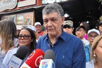 Mayor Francisco Peña takes advantage of the Torch relay to announce new public works in SDO | De Último Minuto English
