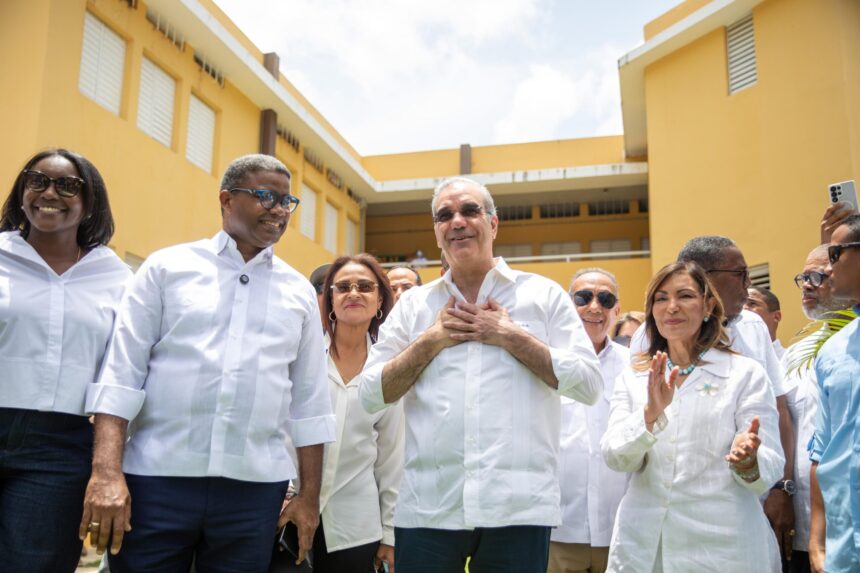 Abinader highlights Samaná's transformation with Arroyo Barril port, road works, land titling, and hospital | De Último Minuto English