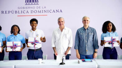 Abinader listens to concerns of students from Samaná and announces actions | De Último Minuto English