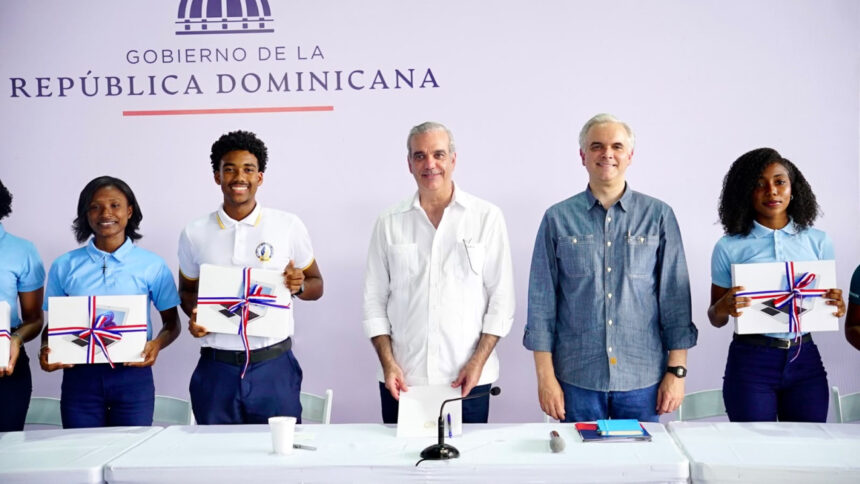 Abinader listens to concerns of students from Samaná and announces actions | De Último Minuto English