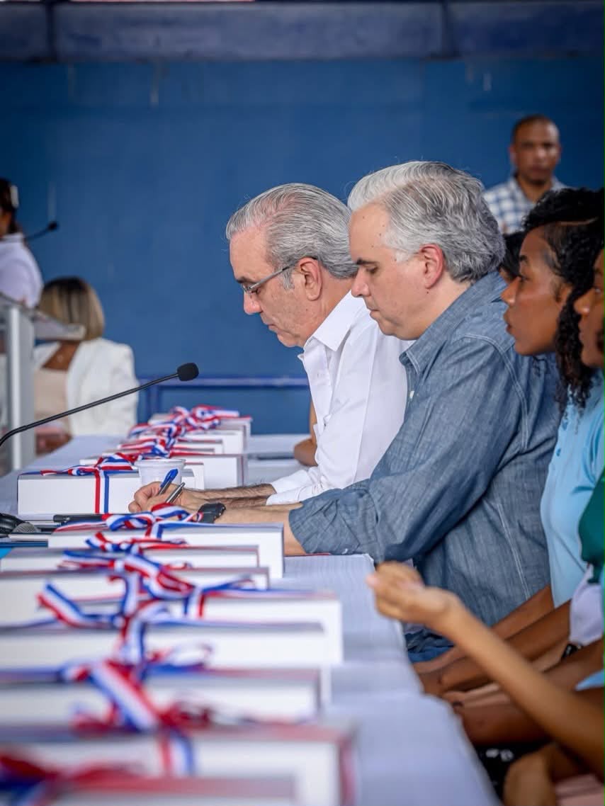 Samaná Educational District 14-04 receives visit from President Abinader and Minister De Camps | De Último Minuto English
