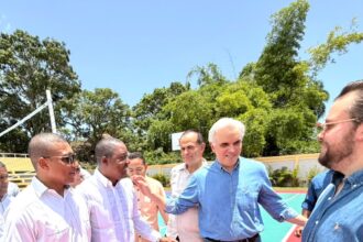 De Camps inaugurates school and high school gymnasium in Las Terrenas | De Último Minuto English
