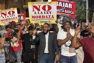 Community members hold march and pot-banging protest in La Javilla to demand fulfillment of promised works | De Último Minuto English