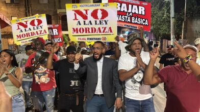 Community members hold march and pot-banging protest in La Javilla to demand fulfillment of promised works | De Último Minuto English