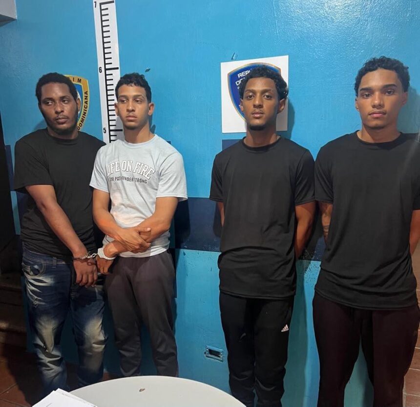 Four alleged robbers fall minutes after jewelry store robbery in Santiago; Police recover jewelry and seize illegal pistol | De Último Minuto English