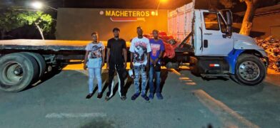 Army detains truck driver hiding undocumented Haitians in Valverde | De Último Minuto English