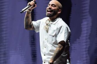 Arcángel stops concert in Santiago due to objects being thrown at the audience | De Último Minuto English