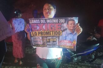 Community members set tires on fire and protest for street paving in West Santiago | De Último Minuto English