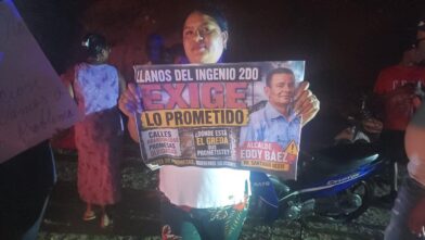 Community members set tires on fire and protest for street paving in West Santiago | De Último Minuto English