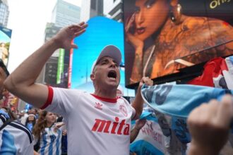 Argentina dyes Times Square white and sky blue and dreams of winning its fourth World Cup | De Último Minuto English
