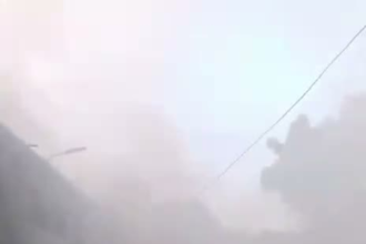Fire affects supermarket in Villa Jaragua; firefighters work to control the flames | De Último Minuto English