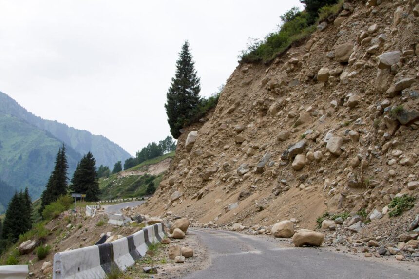 Landslide in China buries homes and forces the evacuation of more than a thousand people | De Último Minuto English
