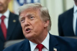 Trump threatens Iran with making them “pay” for the death of American soldiers | De Último Minuto English