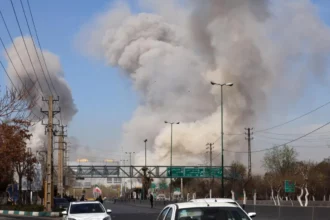 US attacks Iranian military targets to weaken their threat in the Strait of Hormuz | De Último Minuto English