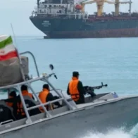 The U.S. reimposes a naval blockade on Iran and launches a new wave of airstrikes | De Último Minuto English