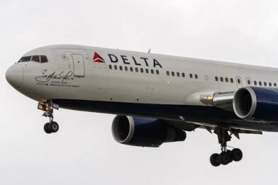 VIDEO: Delta pilot helps load luggage after baggage shortage delays Atlanta flight