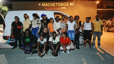 Army stops two vehicles transporting 30 undocumented Haitians in Valverde | De Último Minuto English