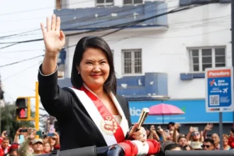 Keiko Fujimori presides over the traditional parade for Peru's independence before thousands of people | De Último Minuto English