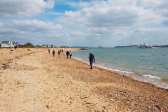 Girl swept away by a strong current dies at a beach in The Hamptons | De Último Minuto English