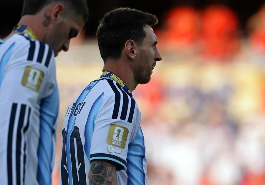 Lionel Messi returns to Argentina on a private plane, with no contact with fans