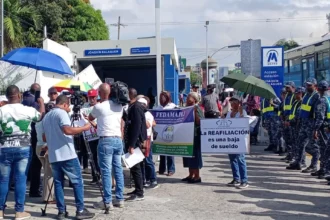 Retired teachers protest in front of Inabima over deductions to the Survivors' Insurance | De Último Minuto English