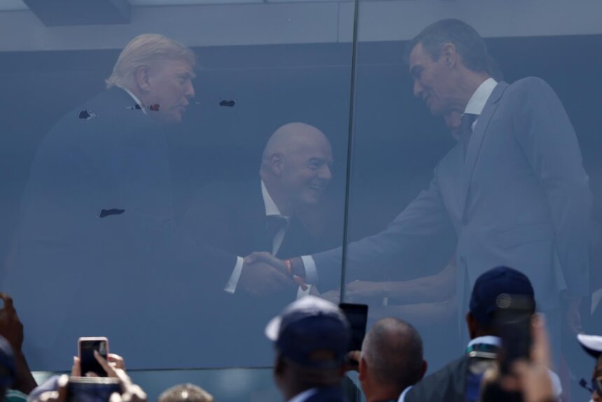 Trump greets Felipe VI and Pedro Sánchez in the final's VIP box | De Último Minuto English