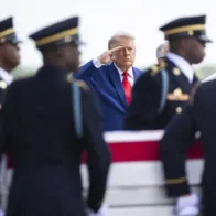 Donald Trump receives with honors the remains of the four soldiers killed in Jordan and Iraq | De Último Minuto English