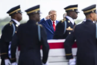 Donald Trump receives with honors the remains of the four soldiers killed in Jordan and Iraq | De Último Minuto English