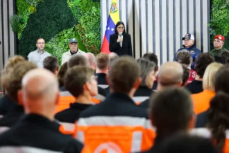 Delcy Rodríguez awards the Heroes of Venezuela medal to rescuers from Italy and Switzerland | De Último Minuto English