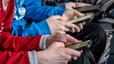 Philippines considers restricting social media for minors amid alarm over school violence | De Último Minuto English
